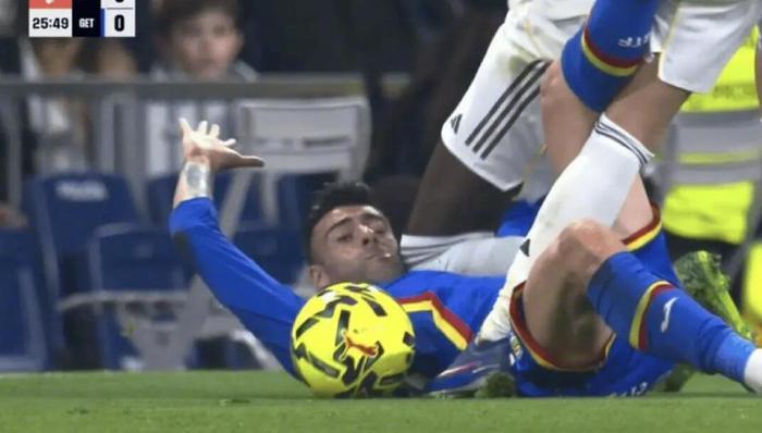 耻辱！吕迪格这动作竟安然无恙？伯纳乌18年神迹夜，毁于一个漏判