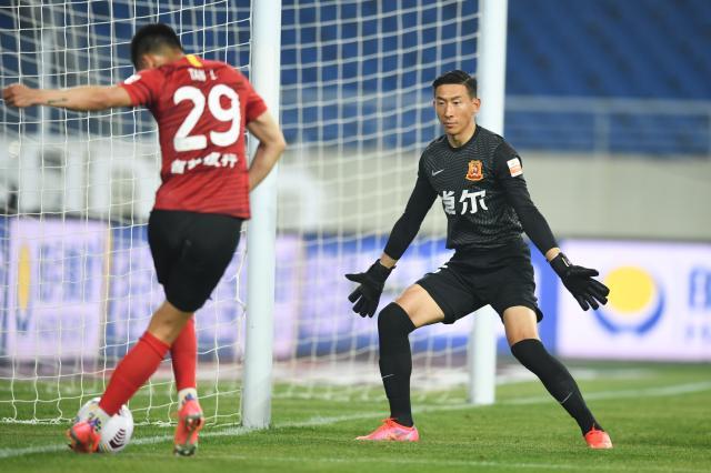 世界杯直播官方入口-【中超】谭龙头球破门越位+中柱 长春0比0武汉